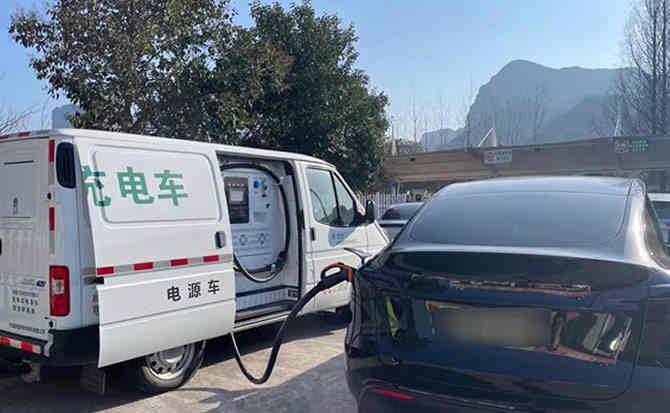 察雅汽车搭电
